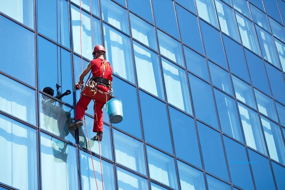 Pembersihan Kaca Gedung Menggunakan Rope Access: Ketahui Manfaat dan Tekniknya!